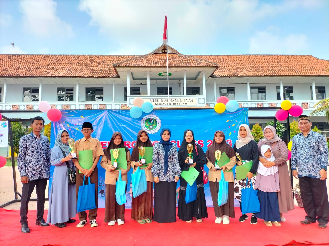 Pembagian Buku Laporan Pendidikan